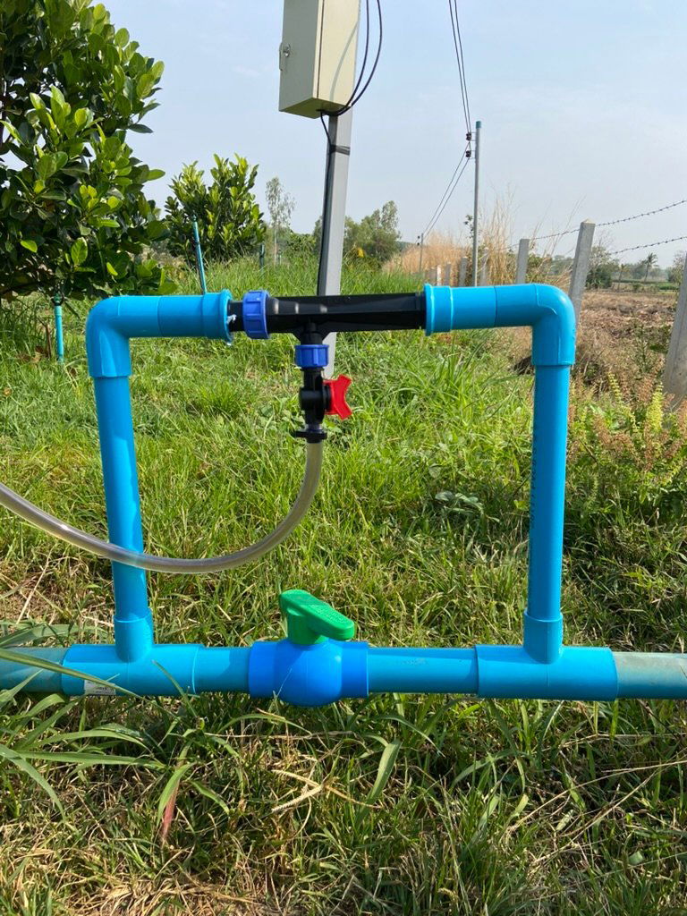 Fertilizer injector
